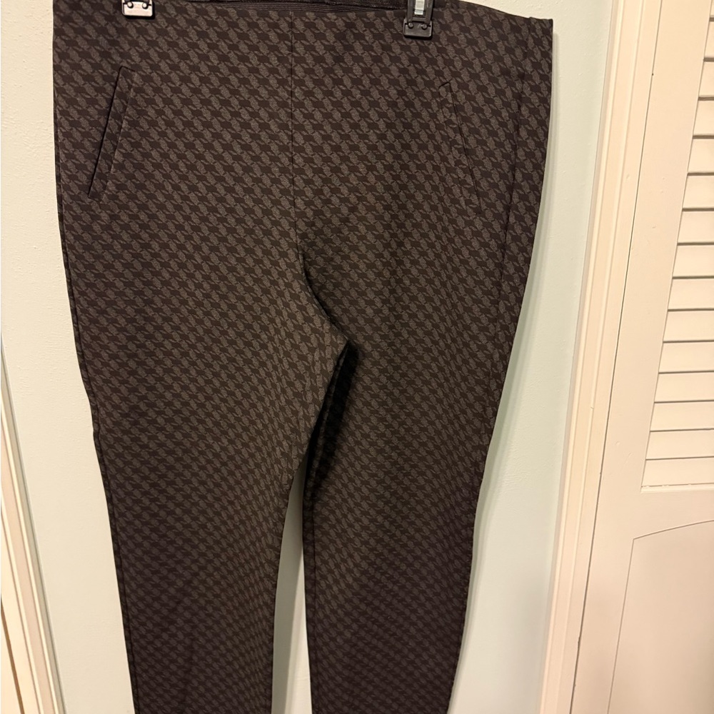 Women’s black pattern pull on dress pants